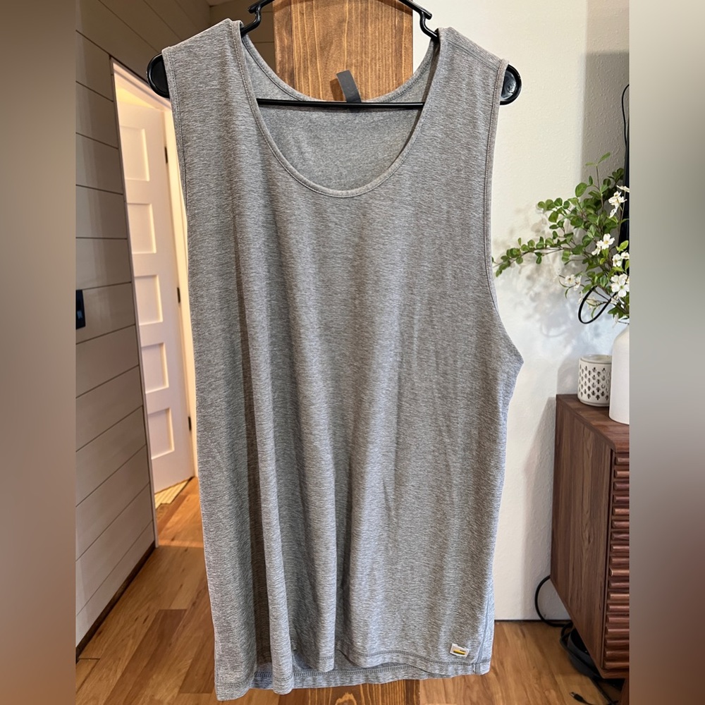 Strato Tech Tank
Color: Heather Grey
Size: XL